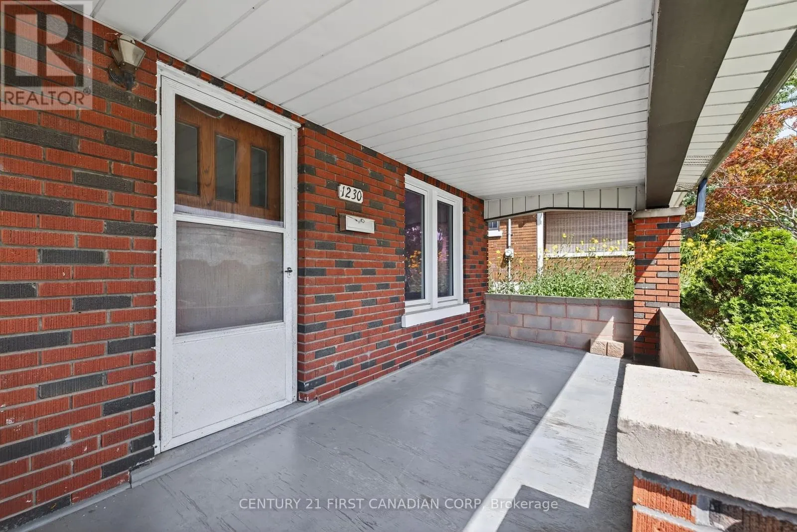 1230 DUNDAS STREET