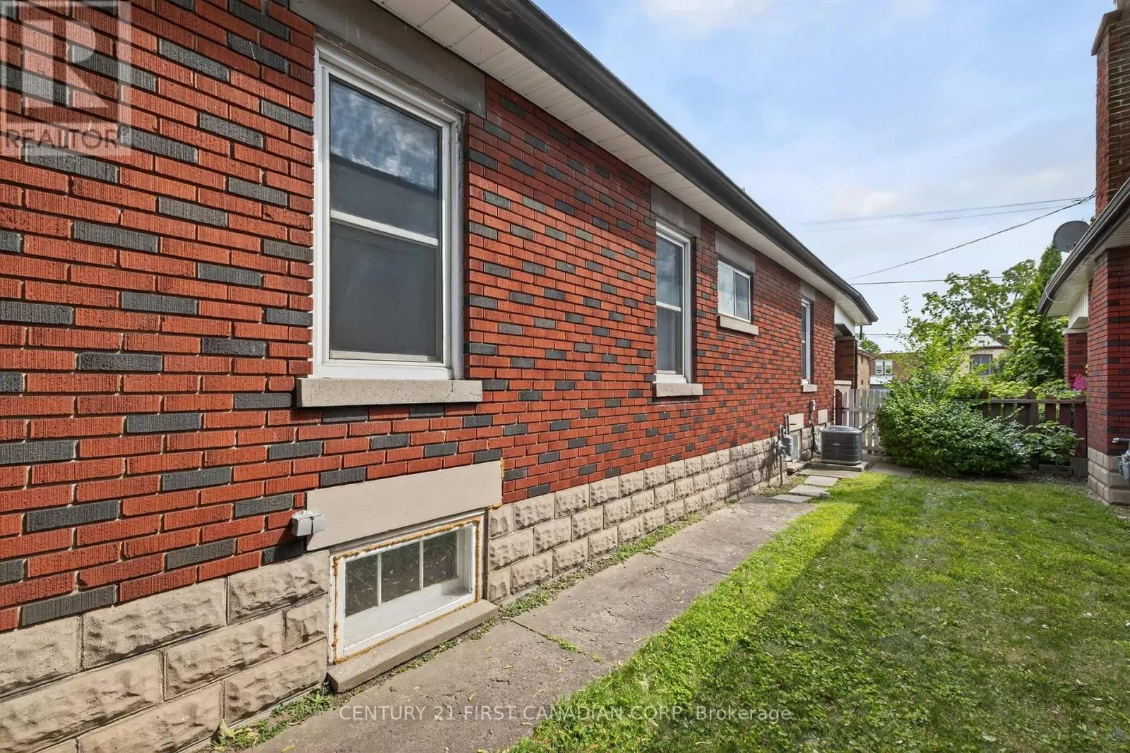 1230 DUNDAS STREET