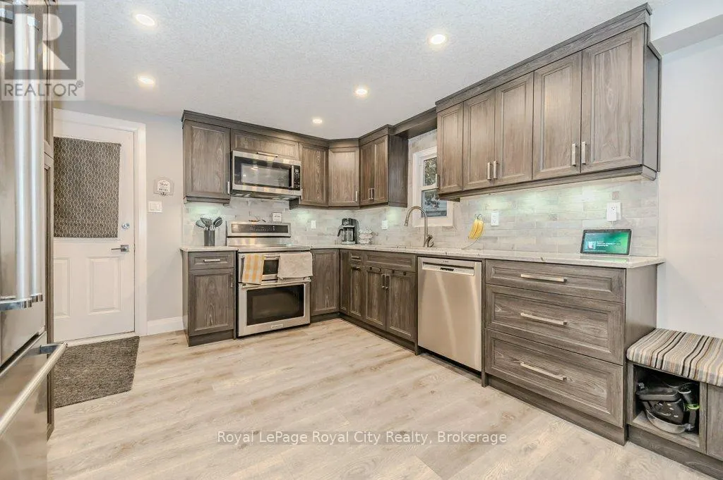 478 PINETREE CRESCENT