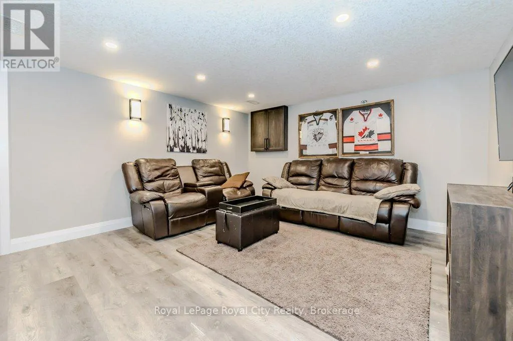 478 PINETREE CRESCENT