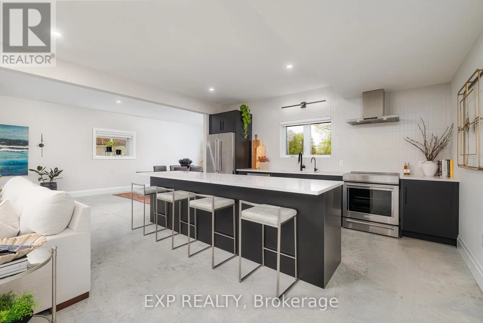 41 GILMER CRESCENT