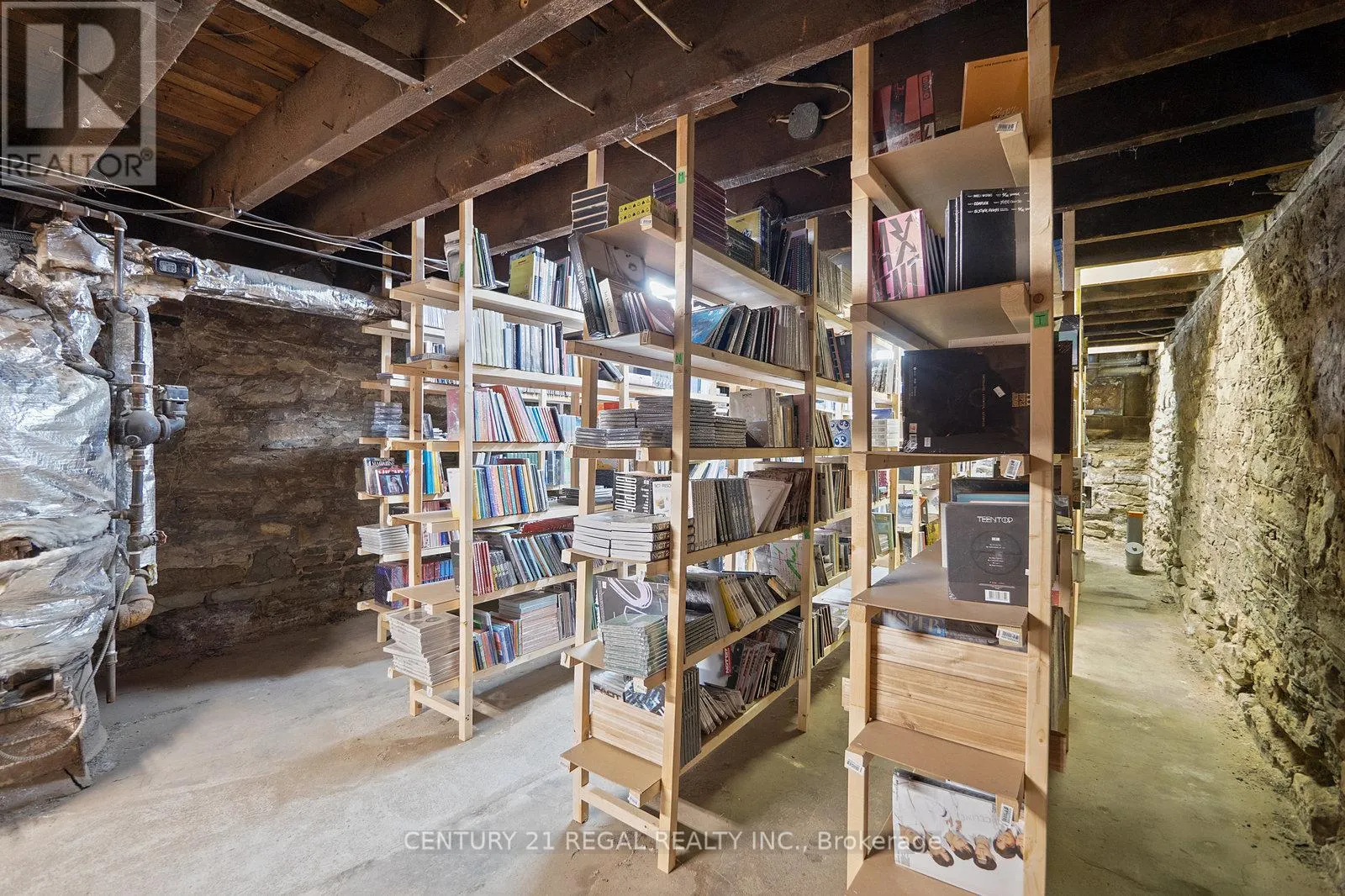 239 KING STREET E