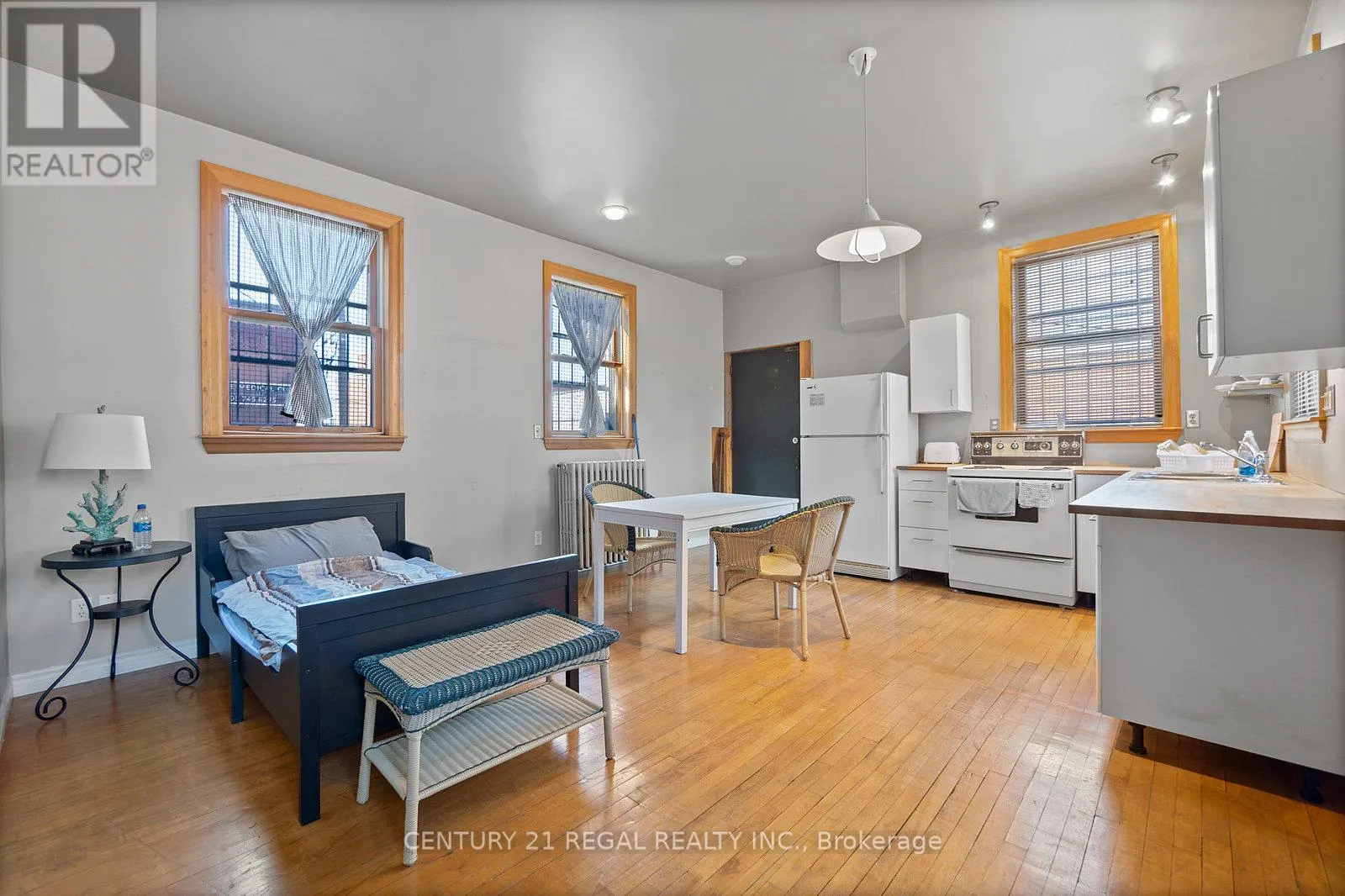 239 KING STREET E
