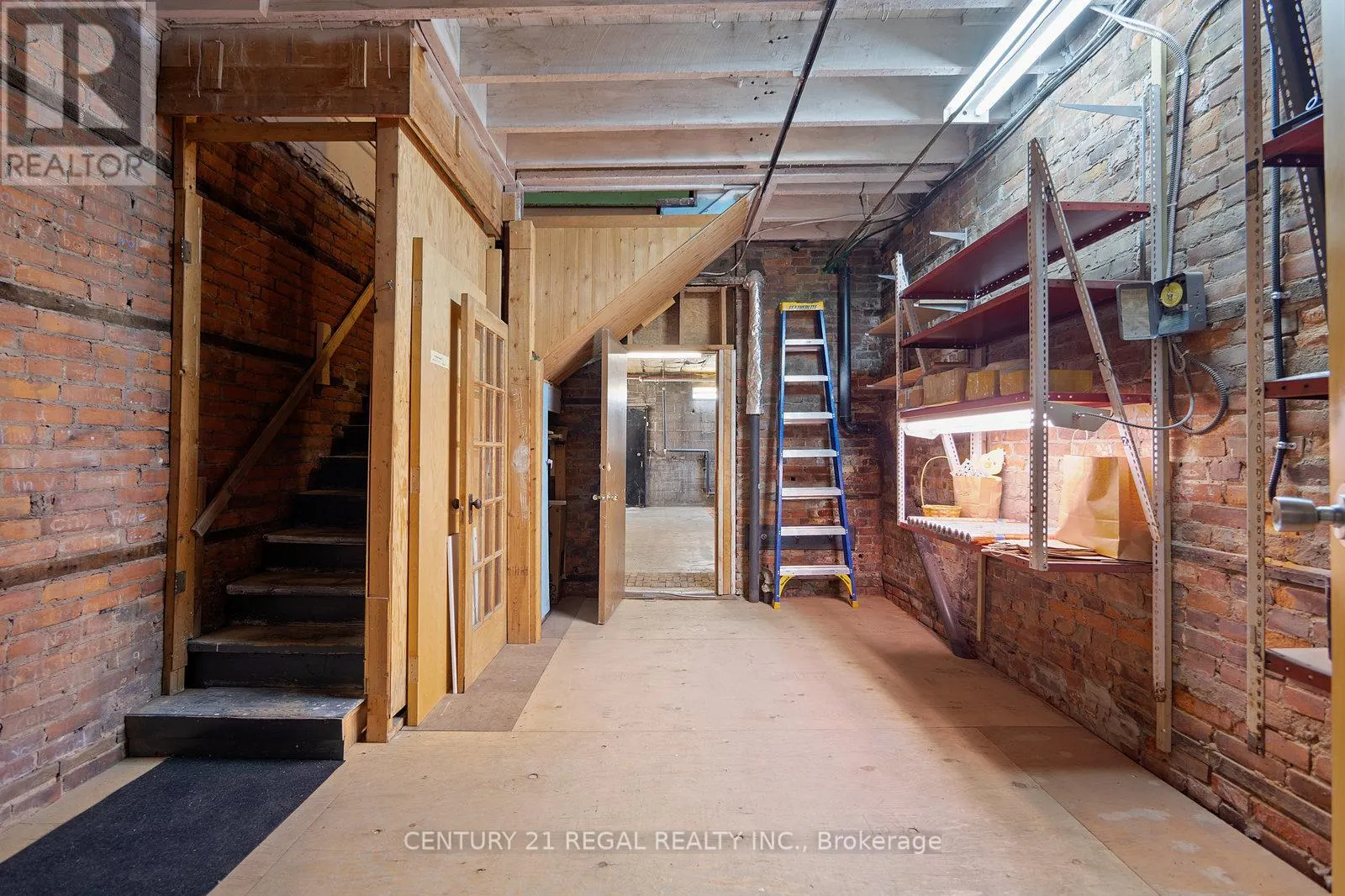 239 KING STREET E