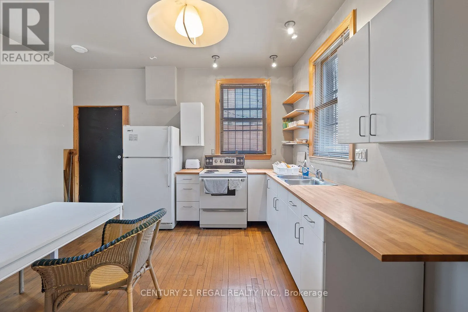 239 KING STREET E