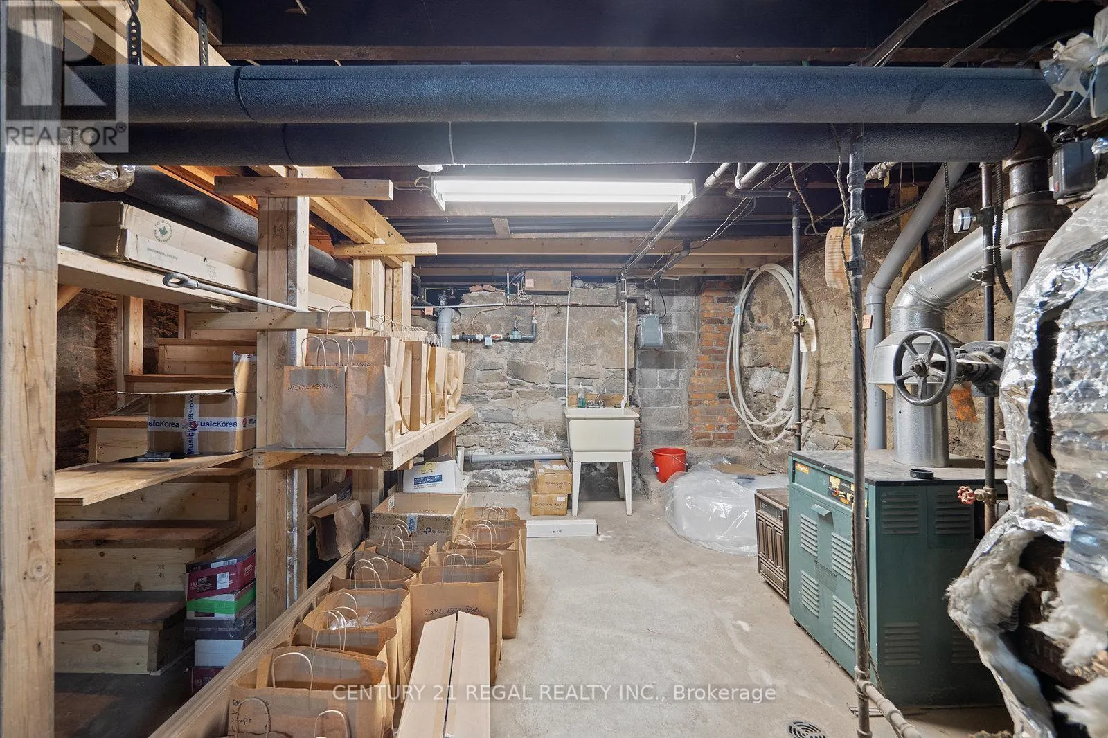 239 KING STREET E