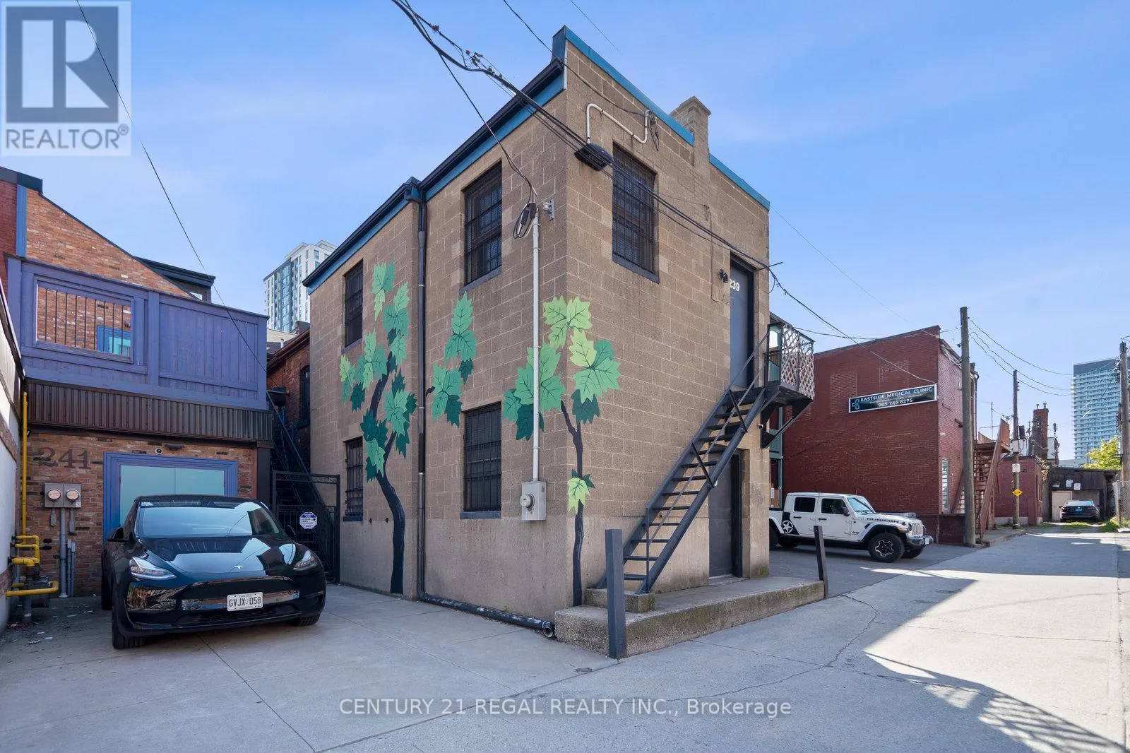 239 KING STREET E