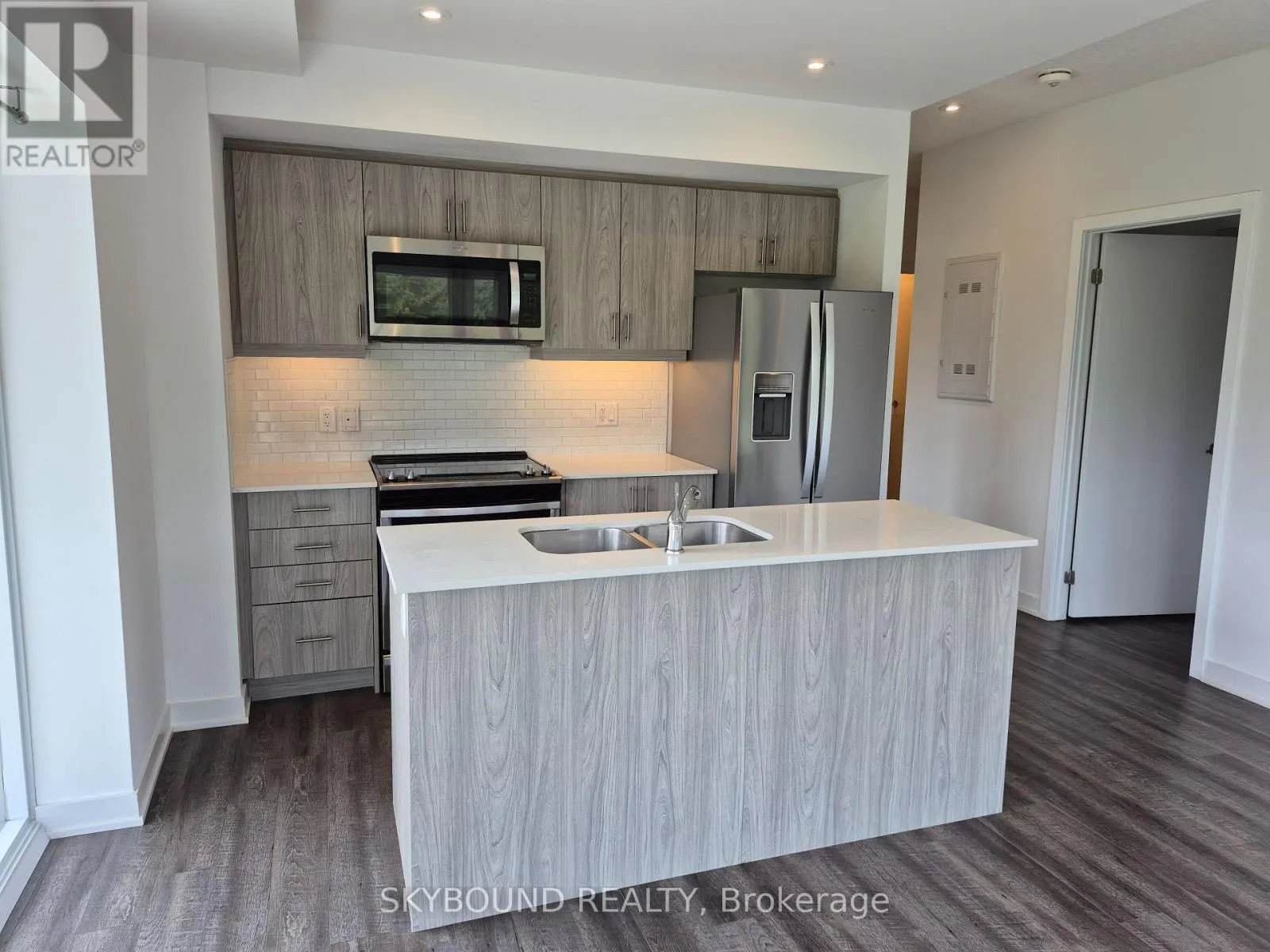 301 - 16 MARKLE CRESCENT