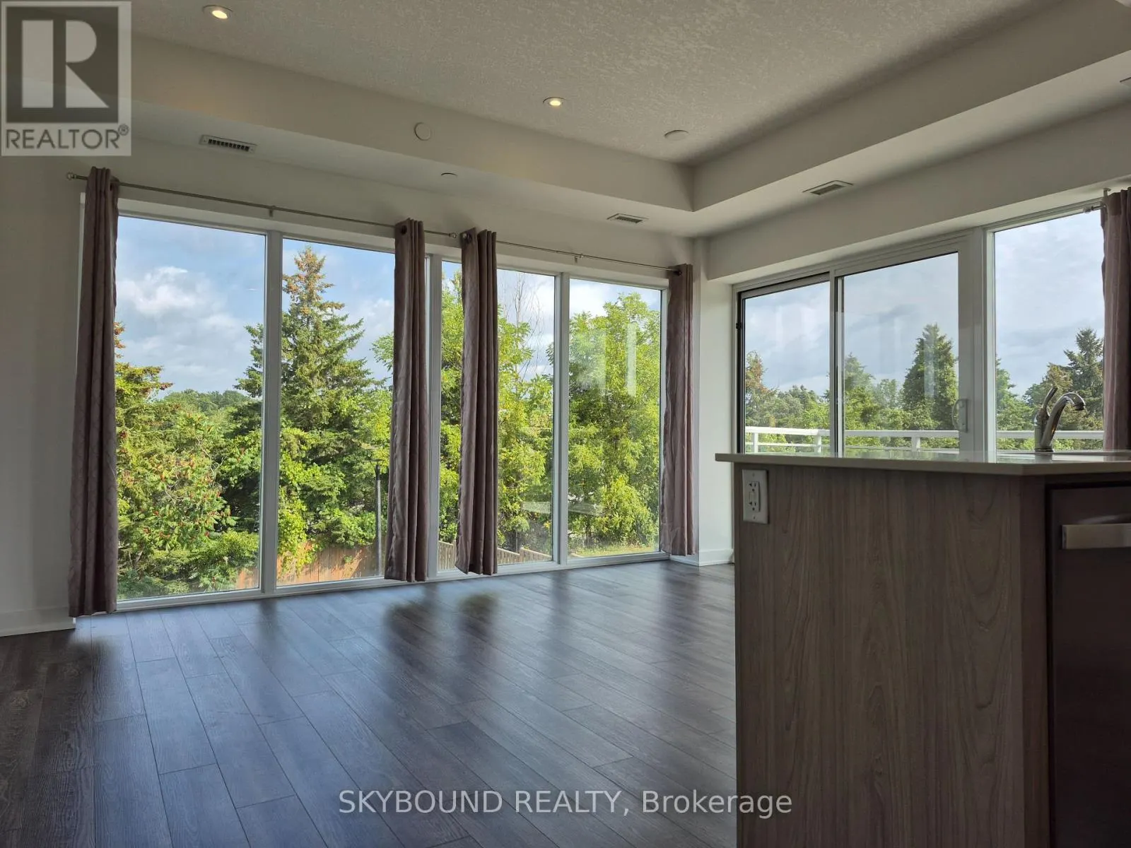 301 - 16 MARKLE CRESCENT