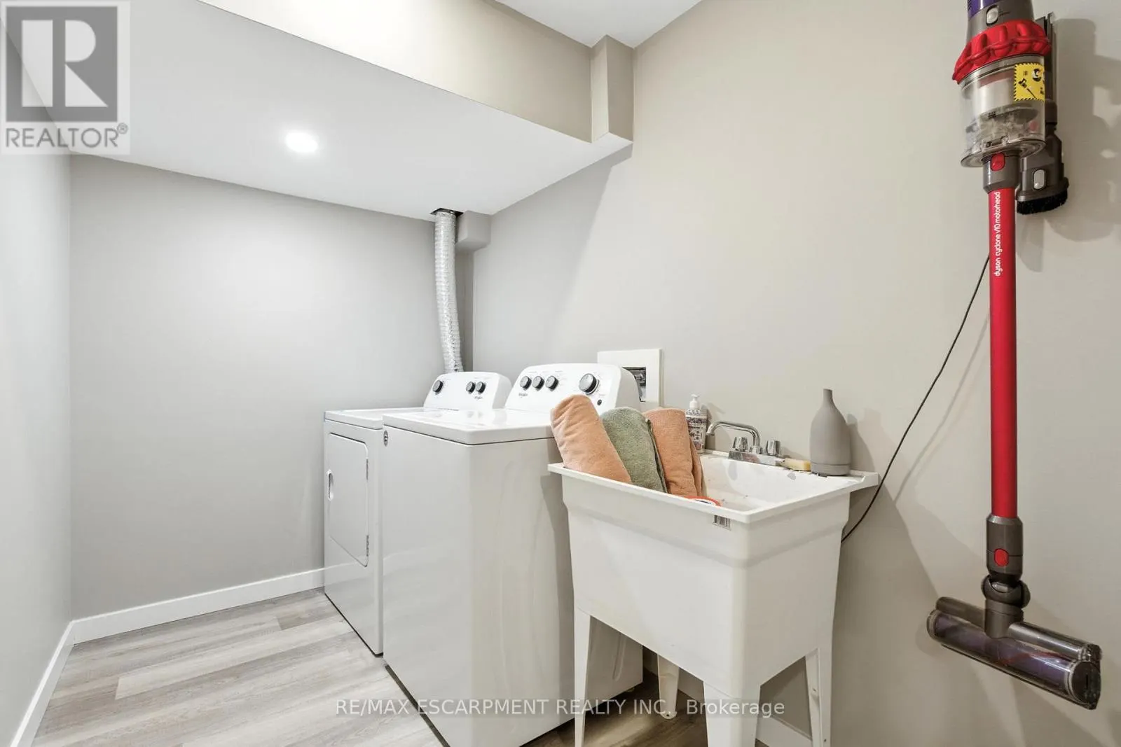46 - 219 DUNDAS STREET E