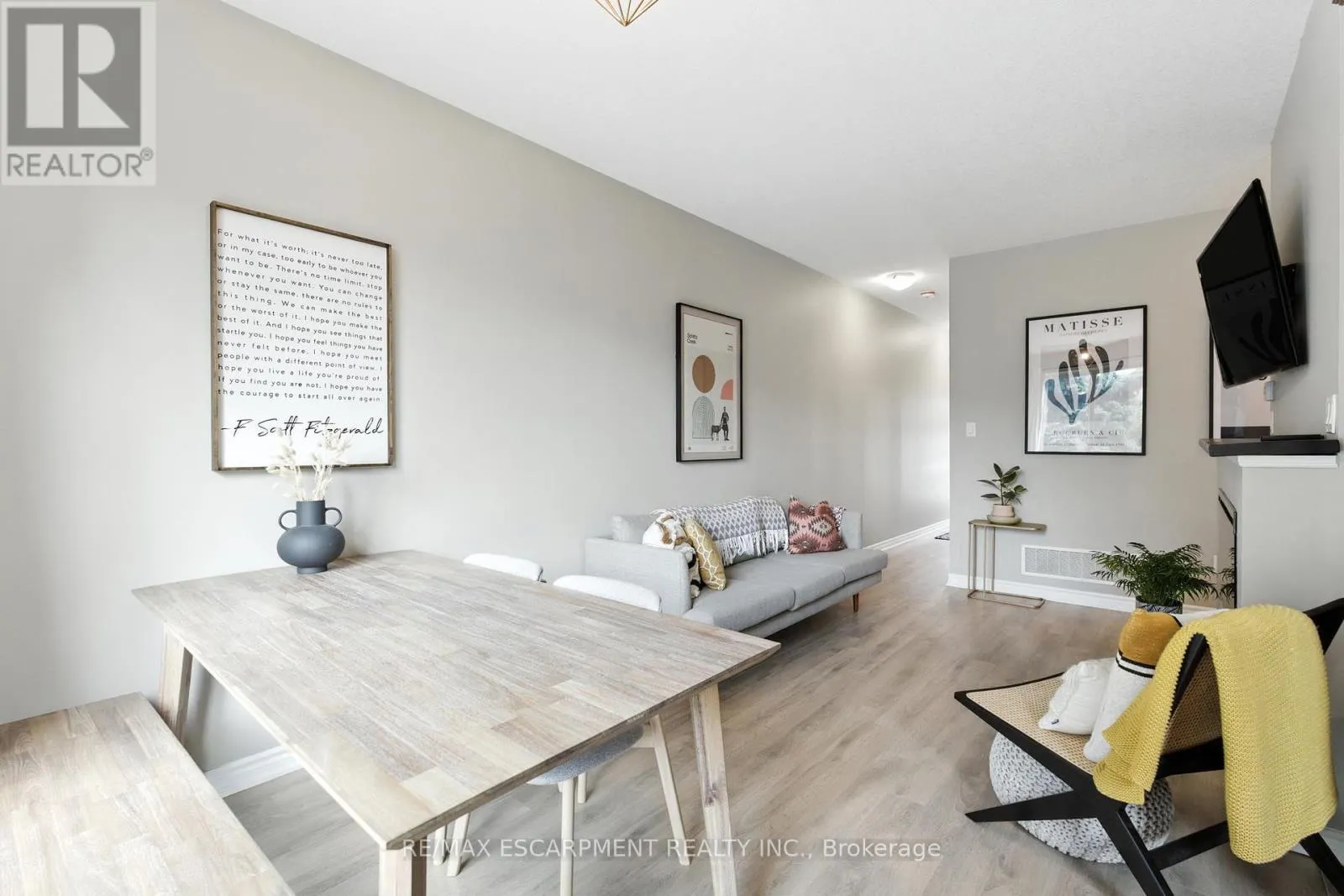46 - 219 DUNDAS STREET E