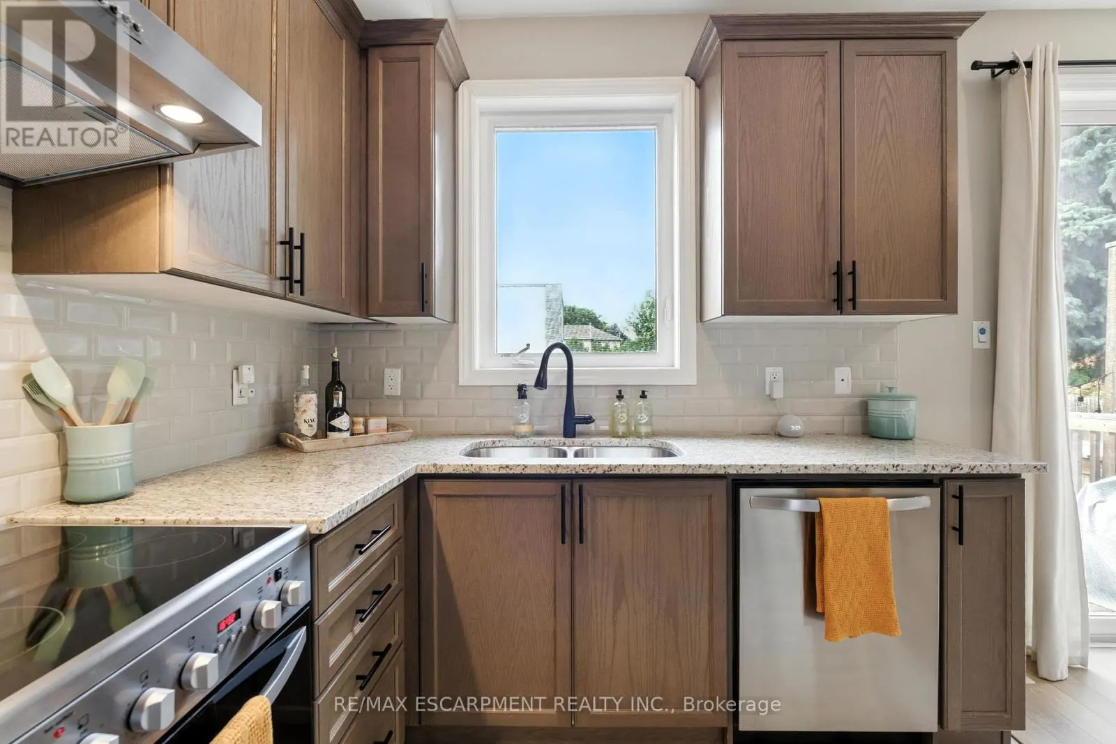 46 - 219 DUNDAS STREET E