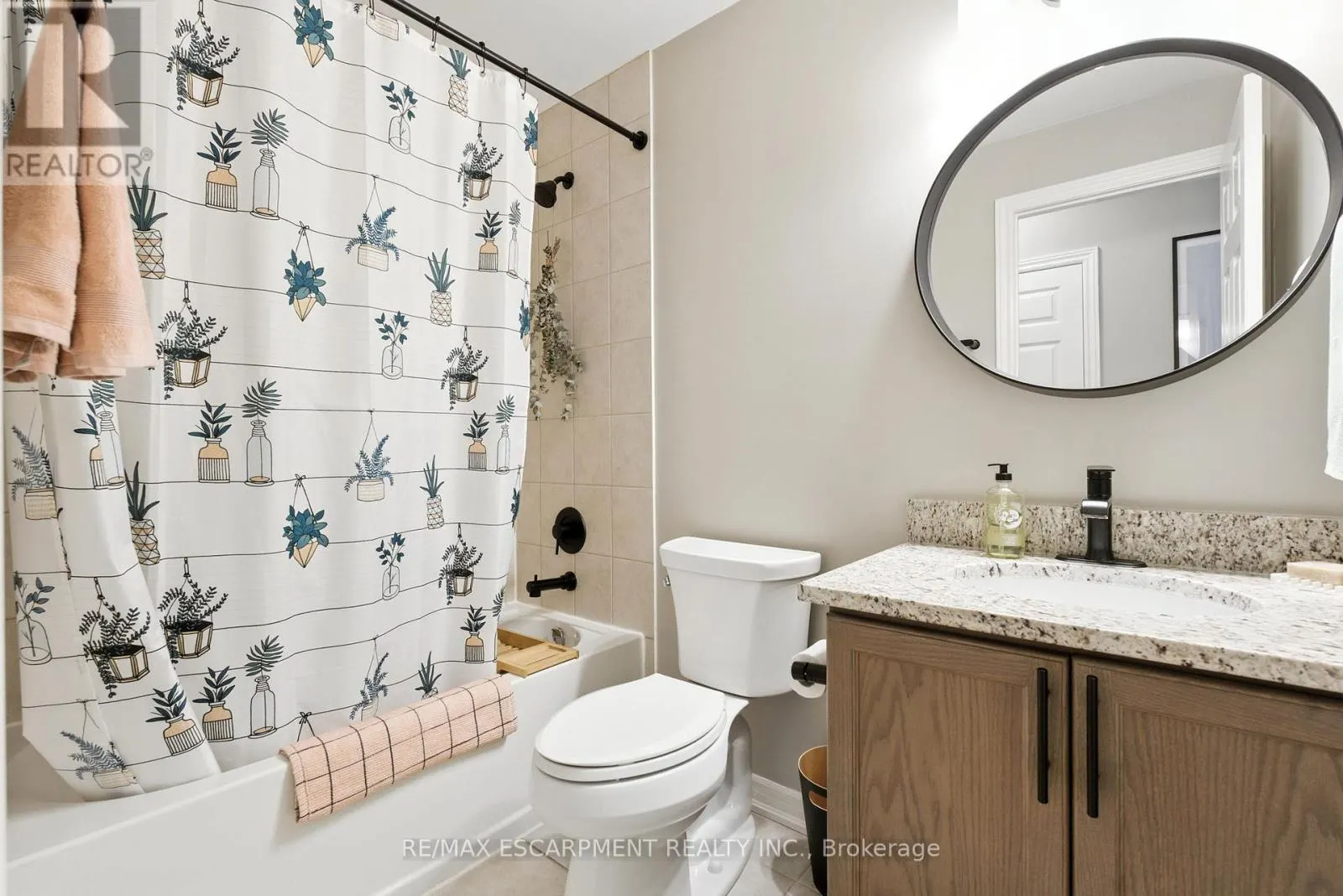 46 - 219 DUNDAS STREET E