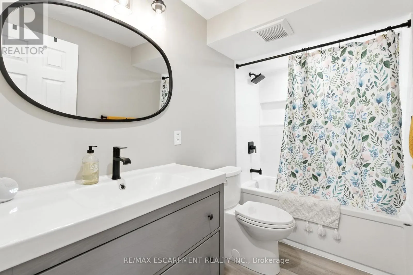 46 - 219 DUNDAS STREET E