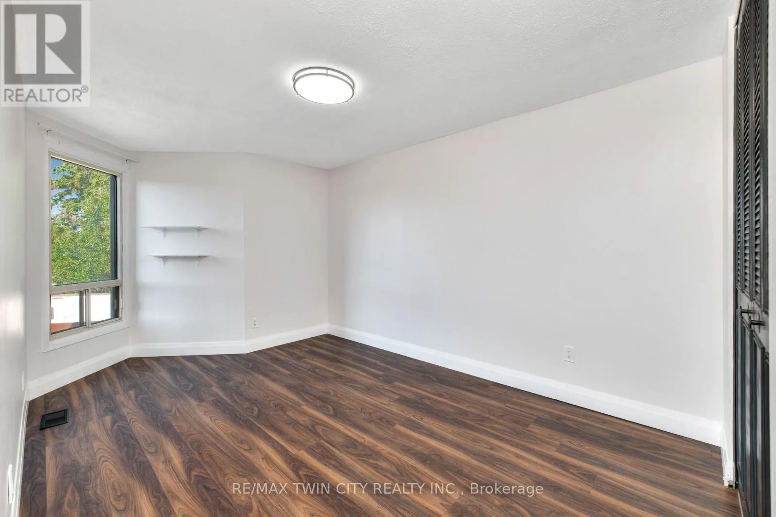 8 - 28 UNDERHILL CRESCENT