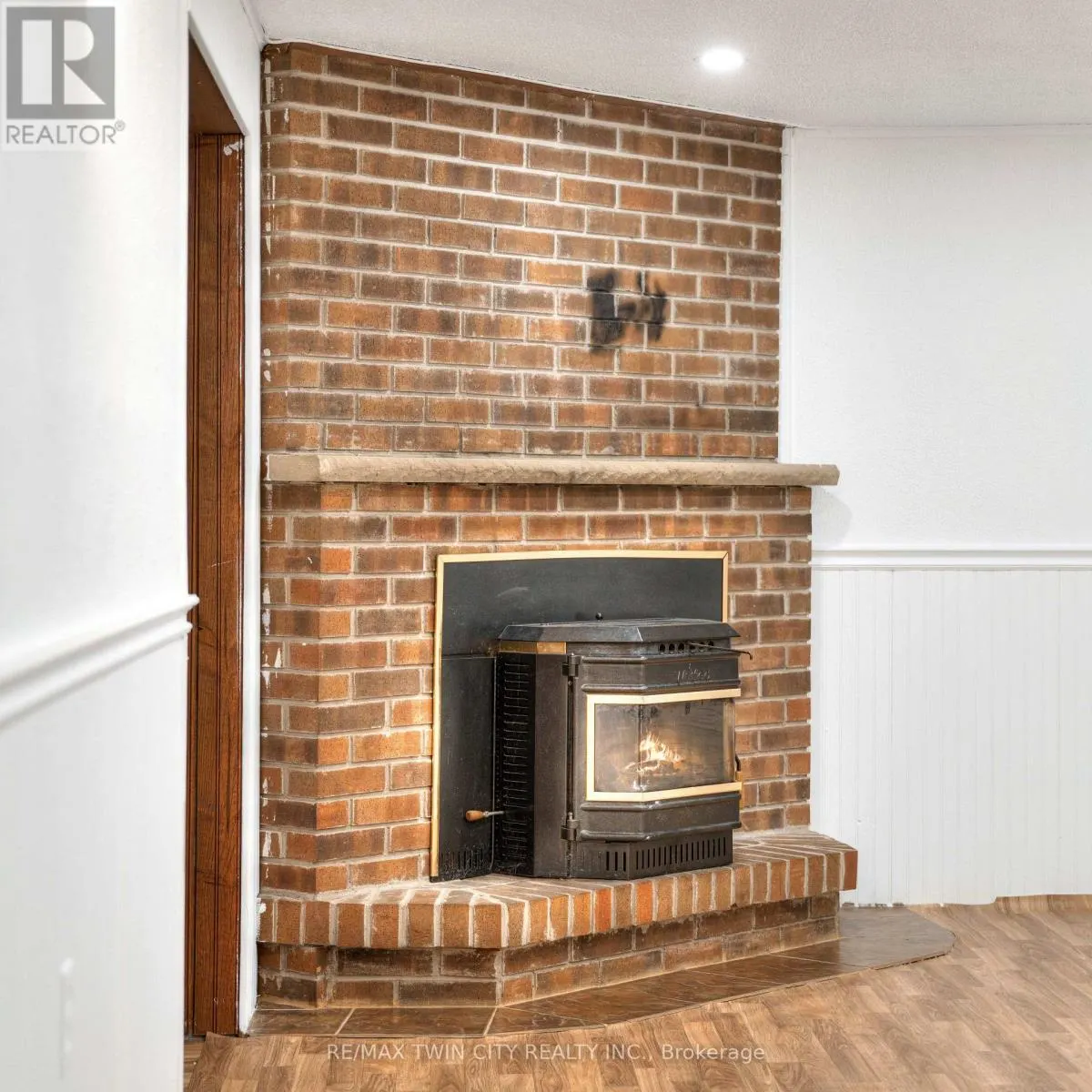 8 - 28 UNDERHILL CRESCENT
