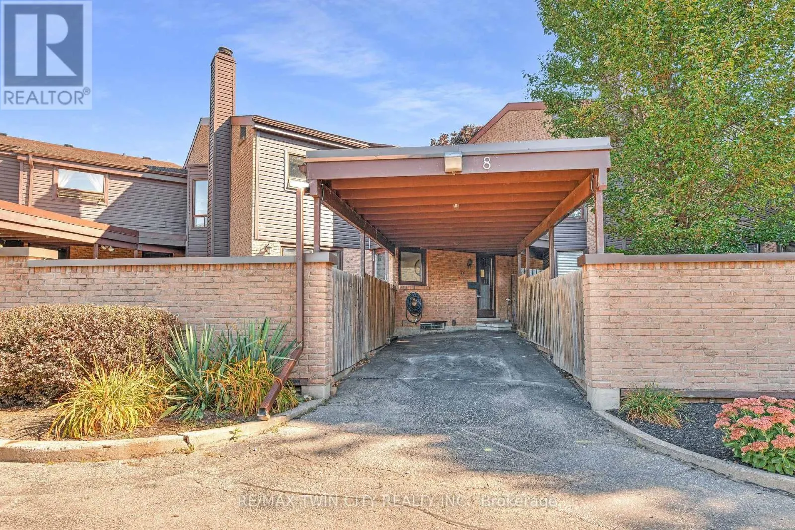 8 - 28 UNDERHILL CRESCENT