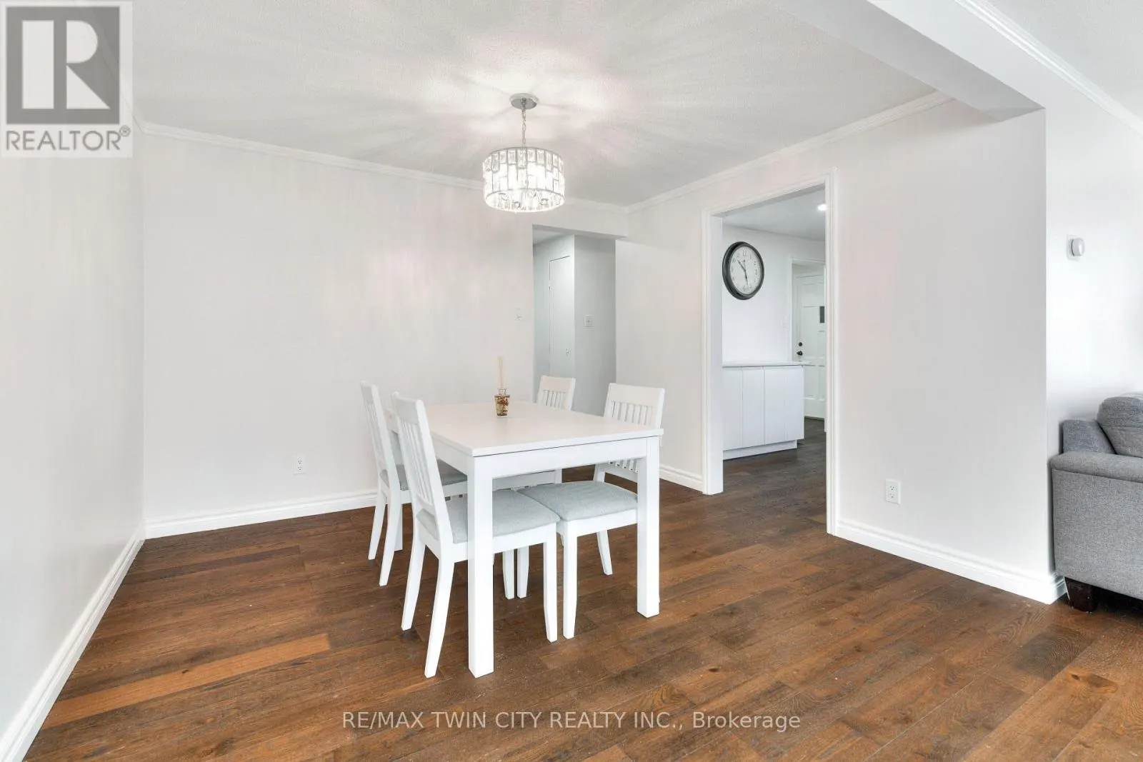 8 - 28 UNDERHILL CRESCENT