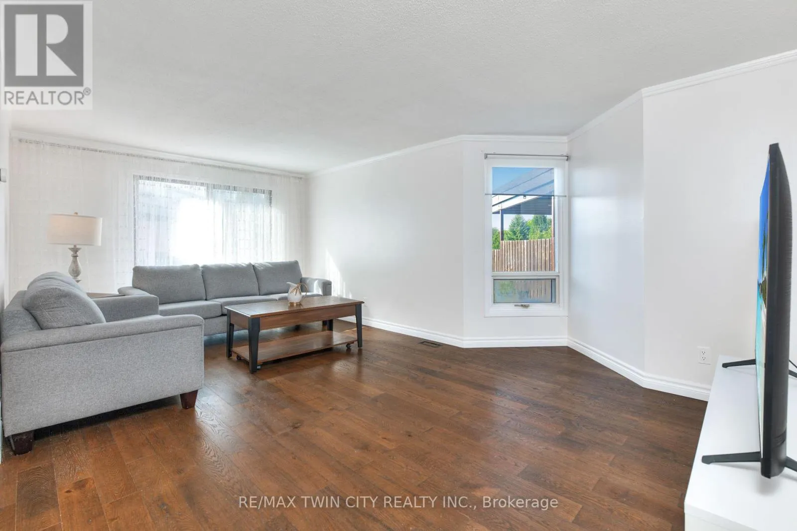 8 - 28 UNDERHILL CRESCENT