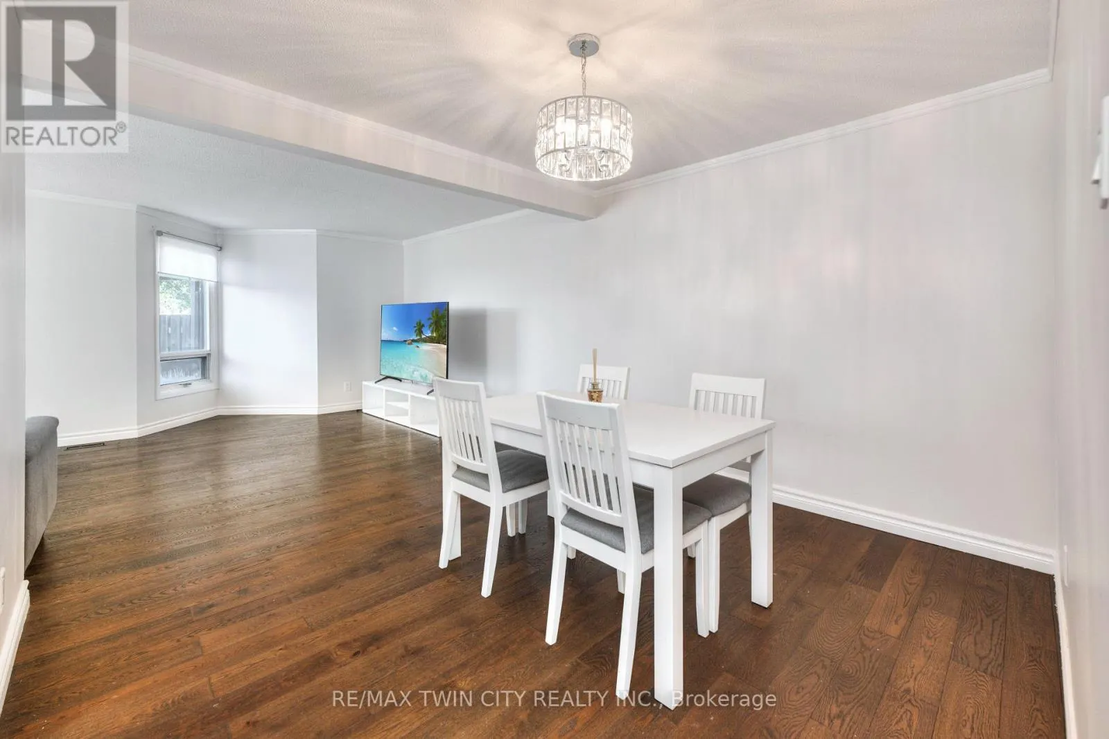 8 - 28 UNDERHILL CRESCENT