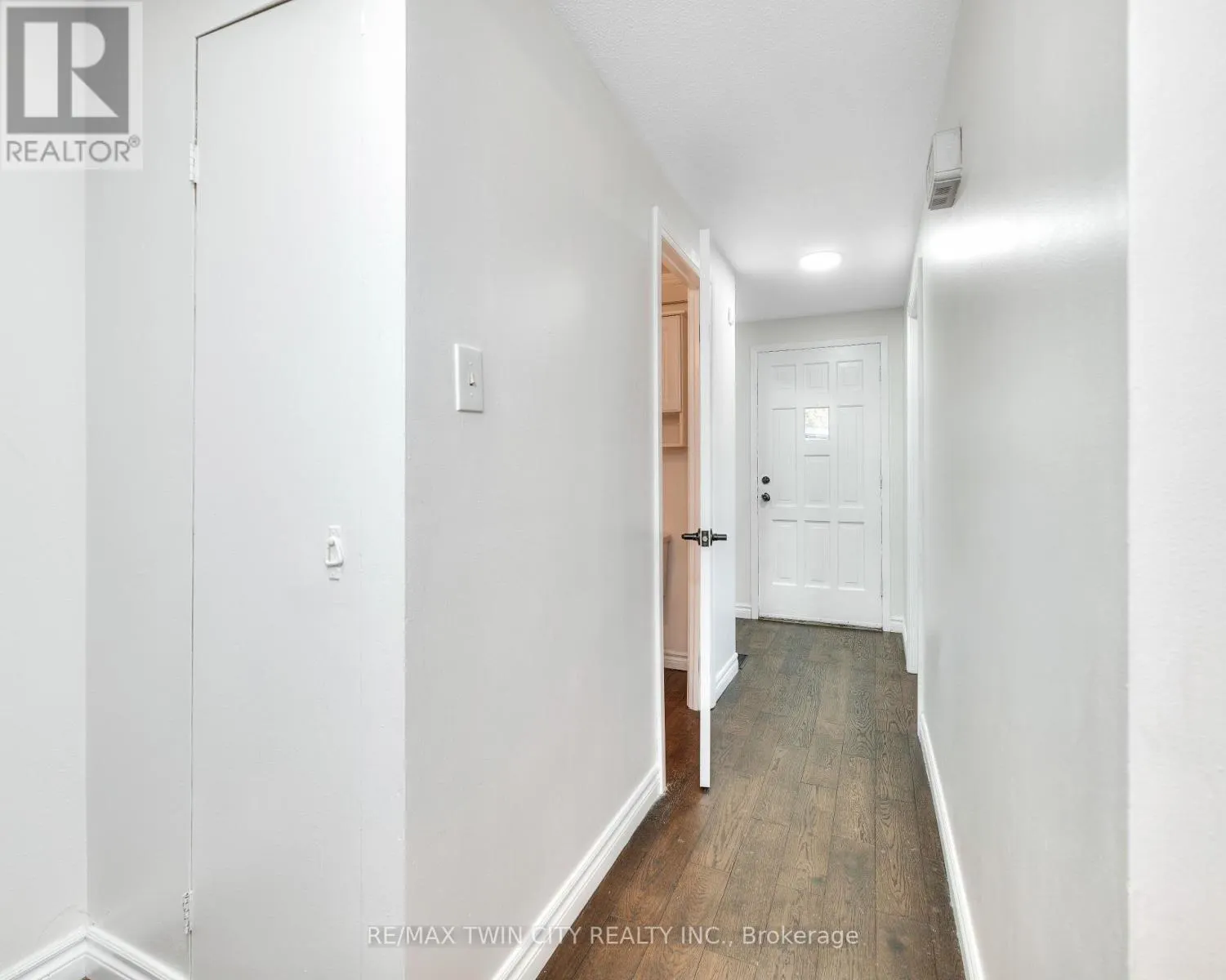8 - 28 UNDERHILL CRESCENT