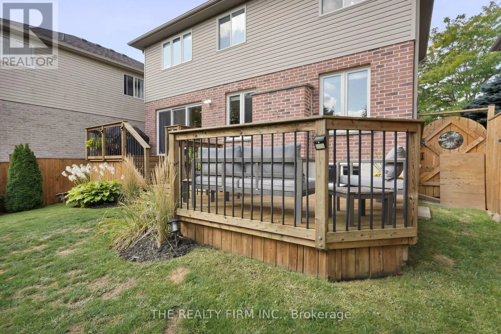 581 CLEARWATER CRESCENT