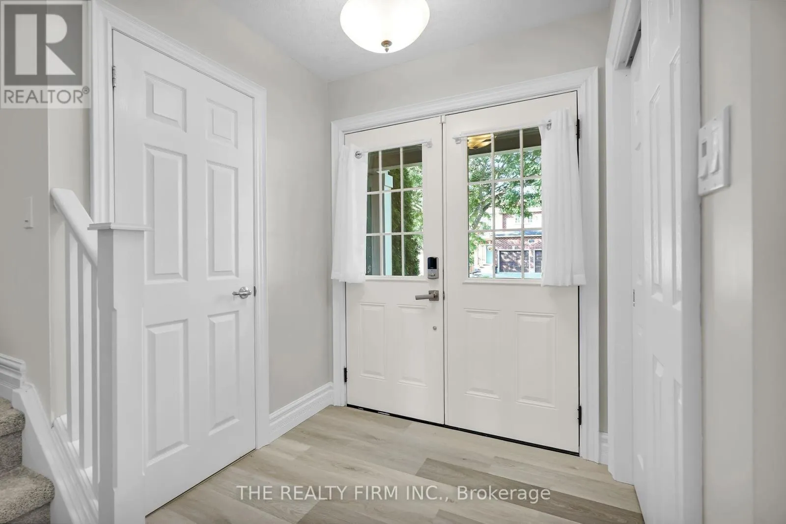 581 CLEARWATER CRESCENT