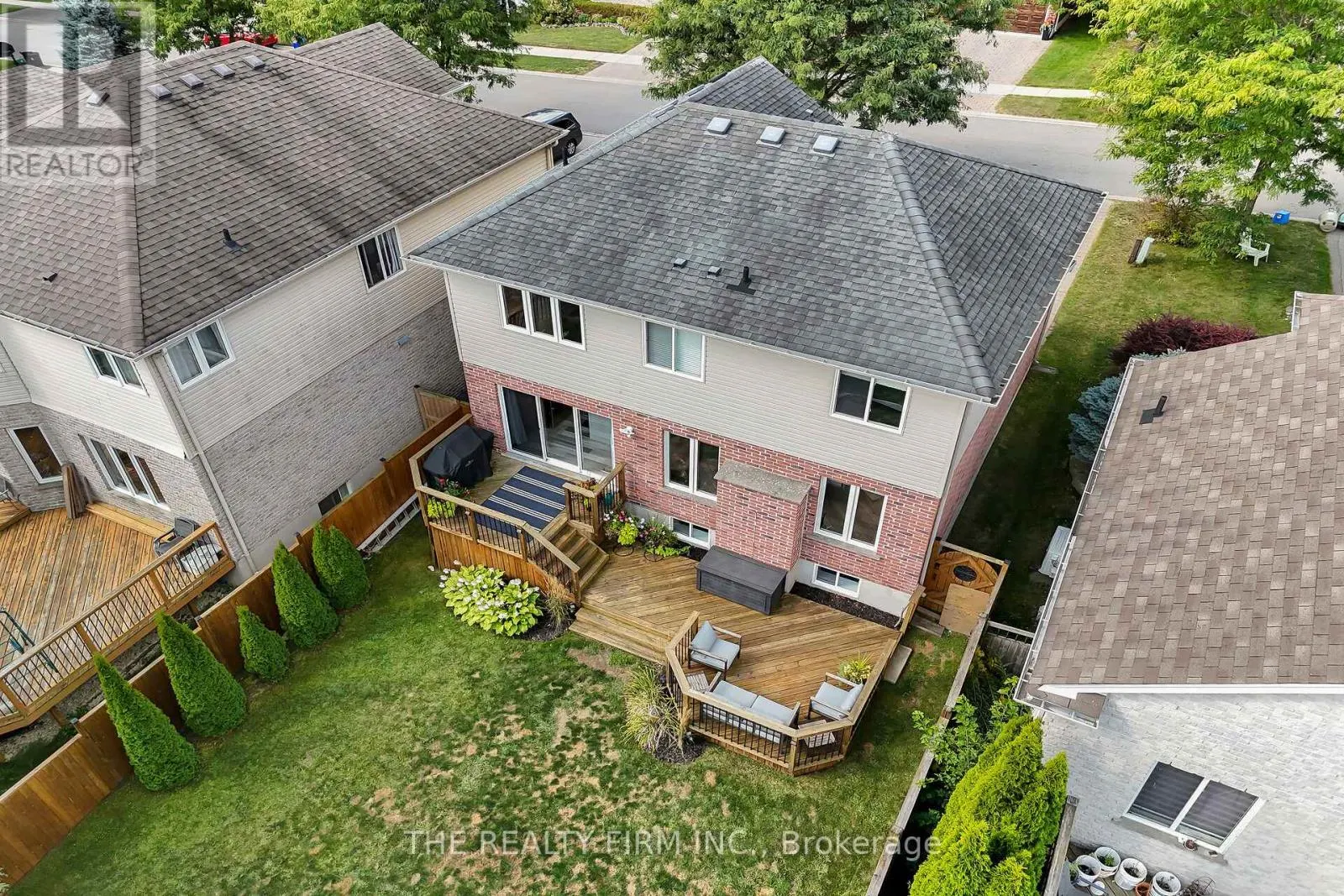 581 CLEARWATER CRESCENT