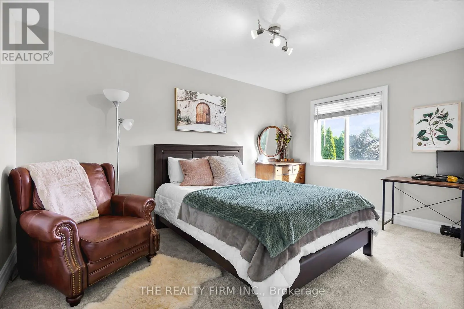 581 CLEARWATER CRESCENT