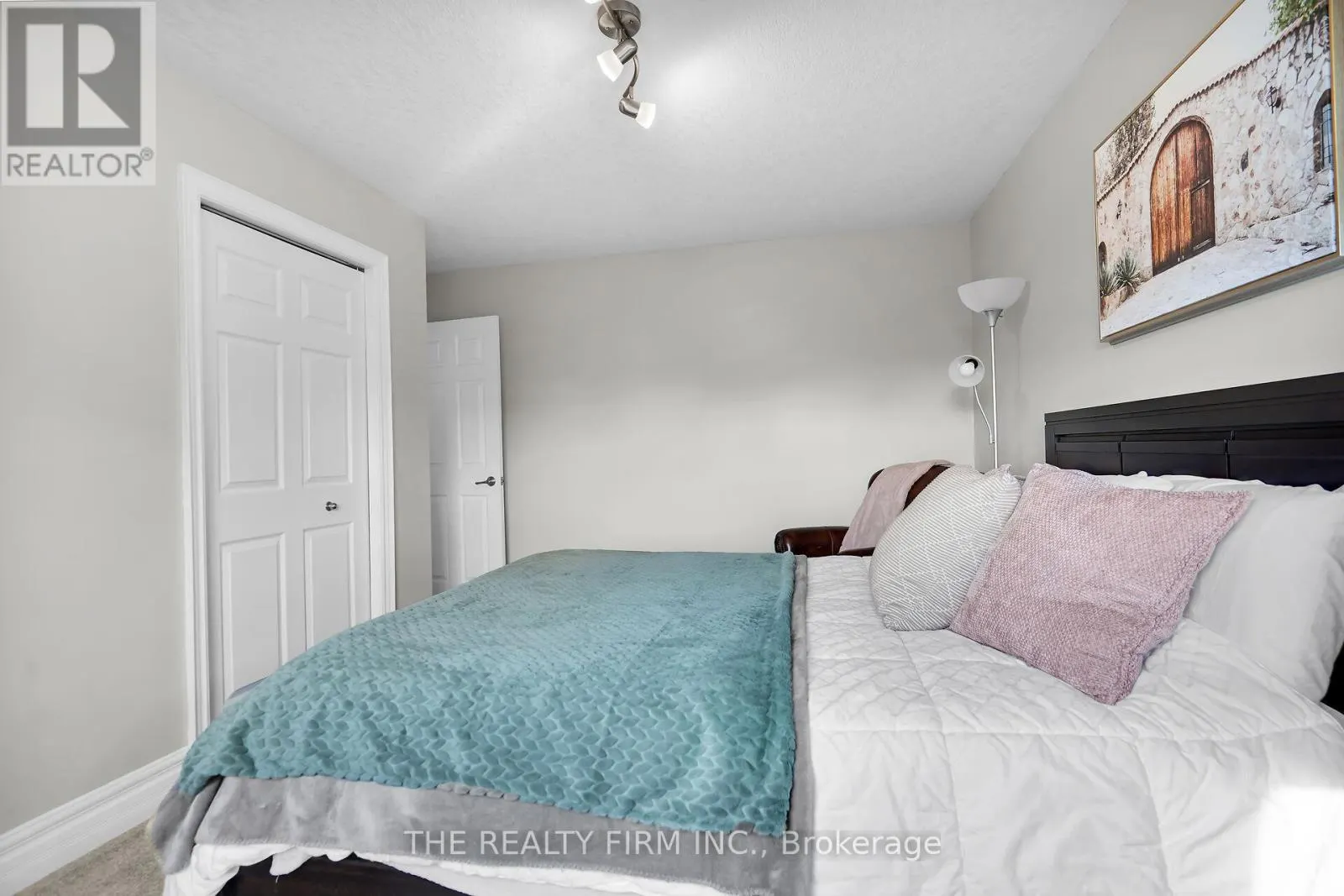 581 CLEARWATER CRESCENT