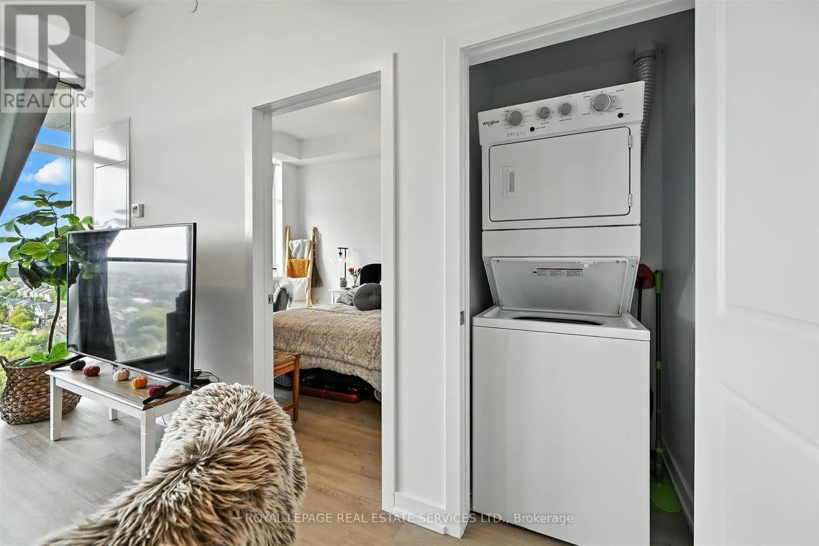 1204 - 460 DUNDAS STREET E