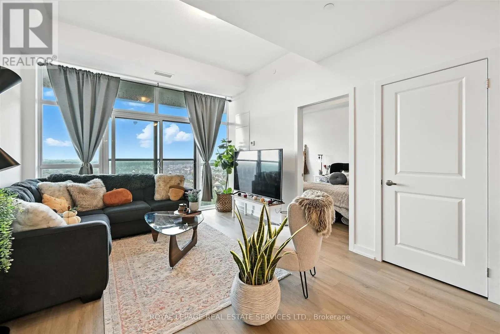 1204 - 460 DUNDAS STREET E