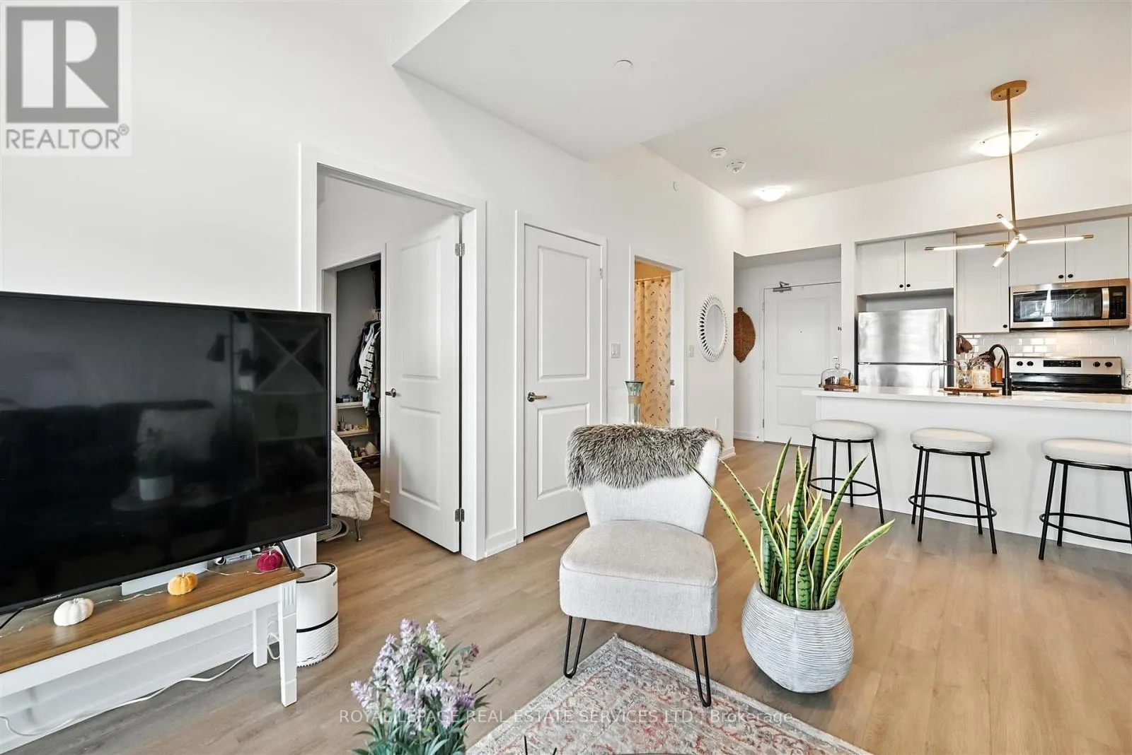 1204 - 460 DUNDAS STREET E