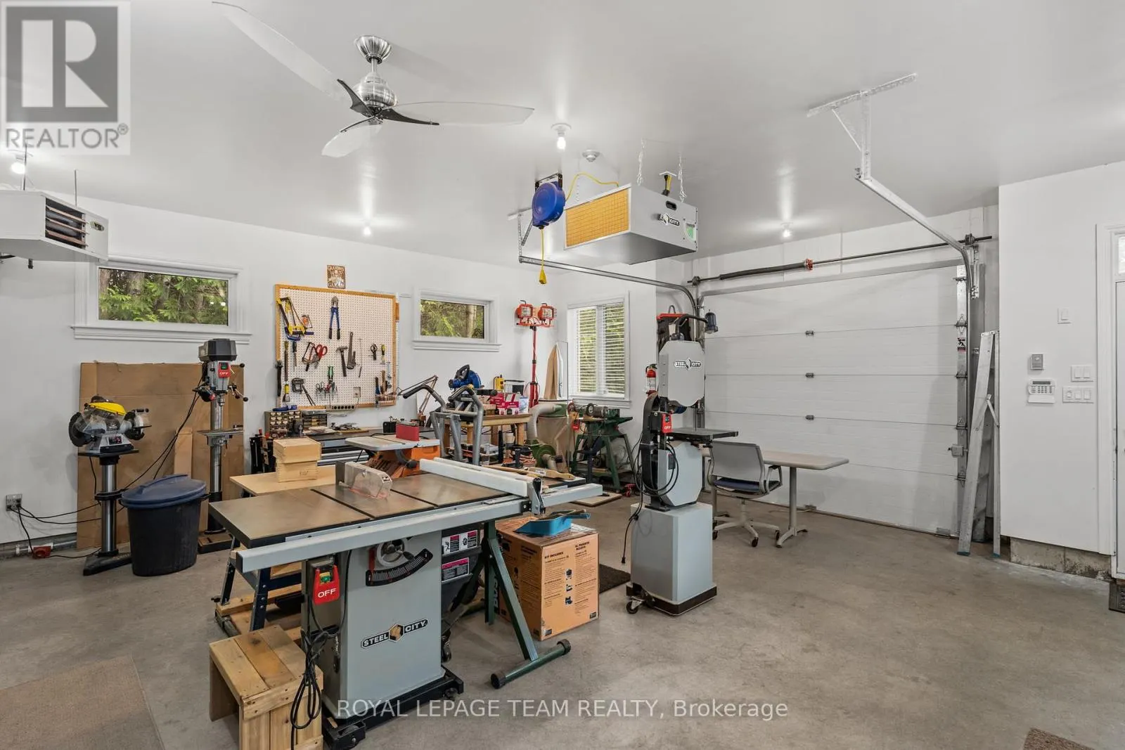 6005 EARLSCOURT CRESCENT