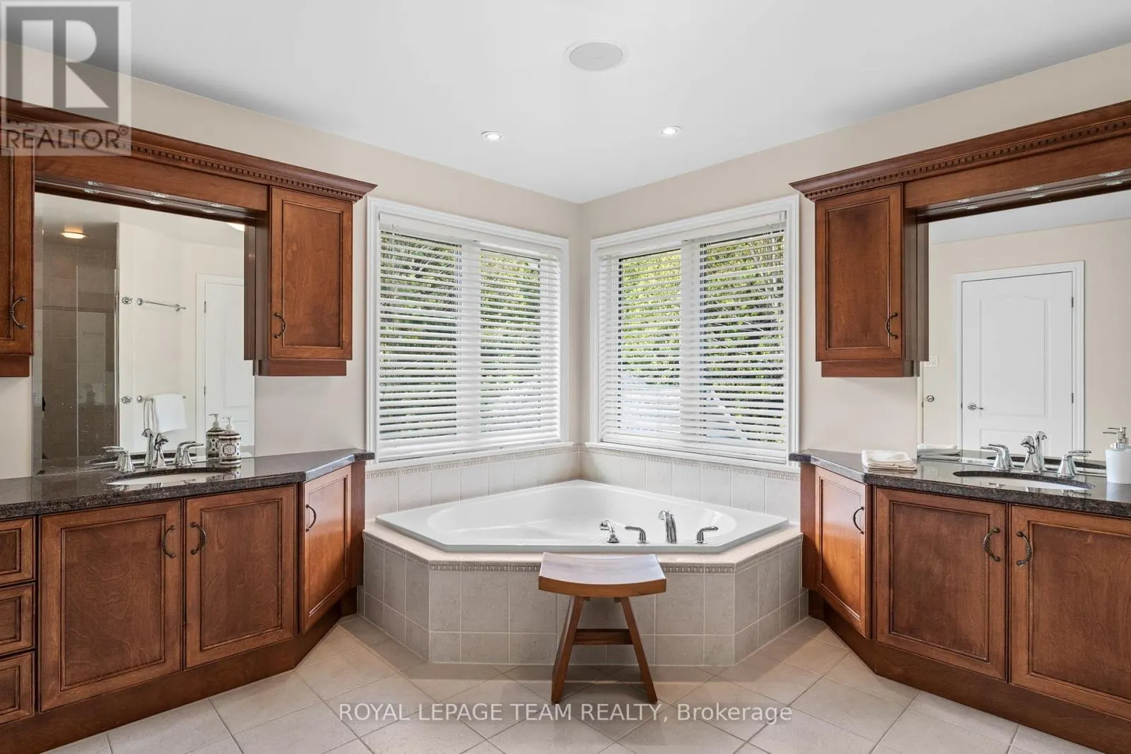 6005 EARLSCOURT CRESCENT