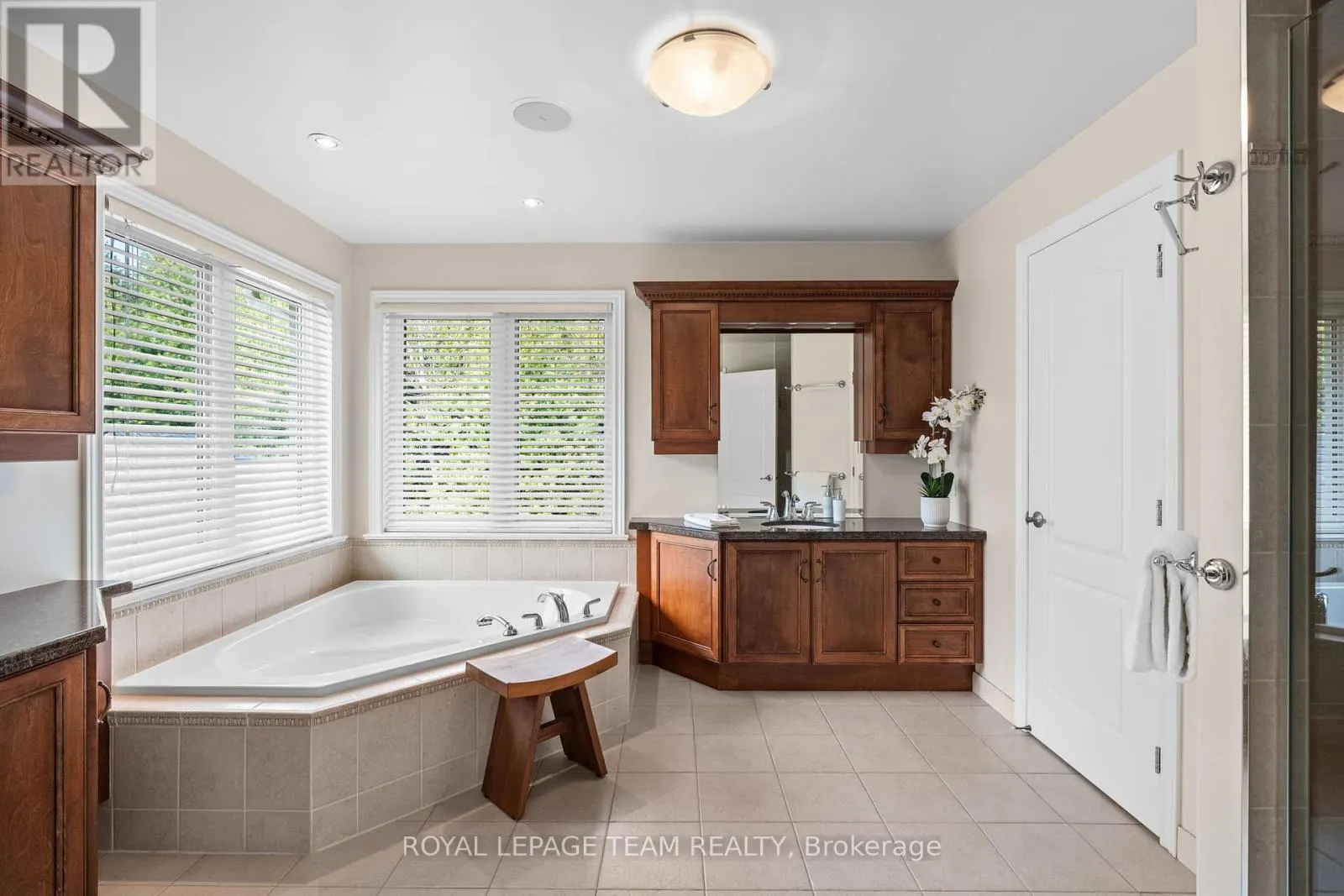 6005 EARLSCOURT CRESCENT