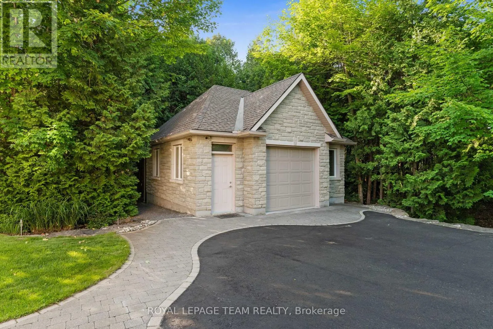 6005 EARLSCOURT CRESCENT