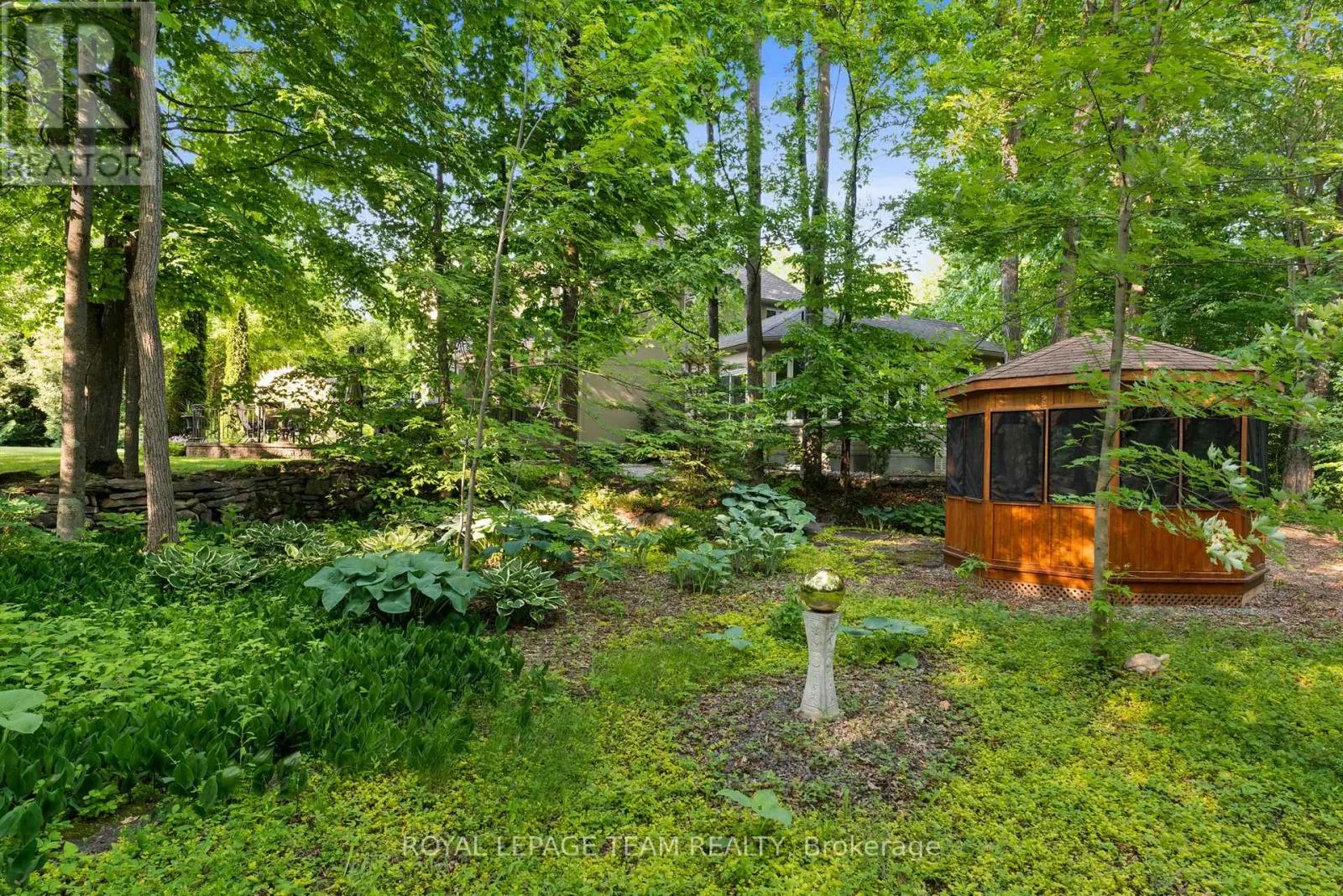 6005 EARLSCOURT CRESCENT