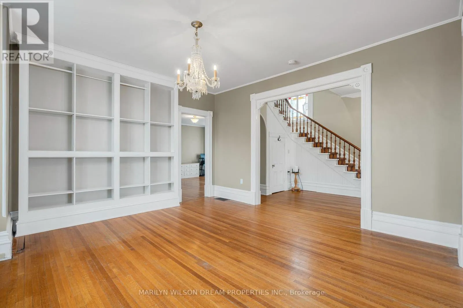 24 LAKE AVENUE W
