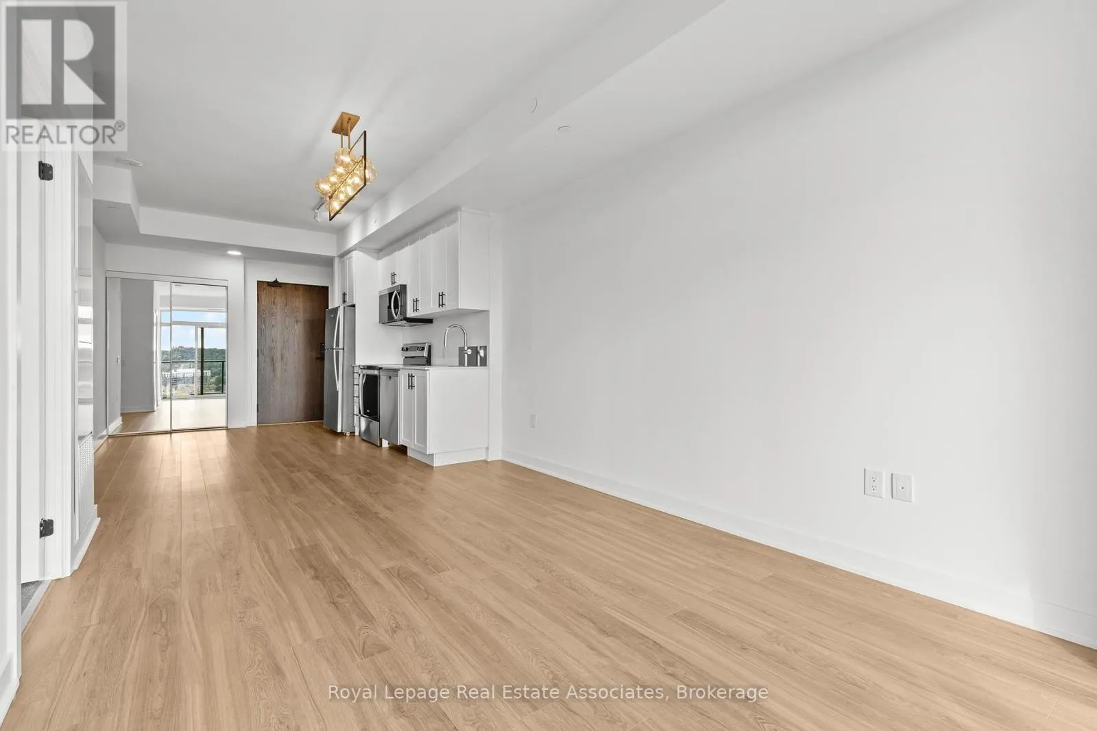 1218 - 2782 BARTON STREET E