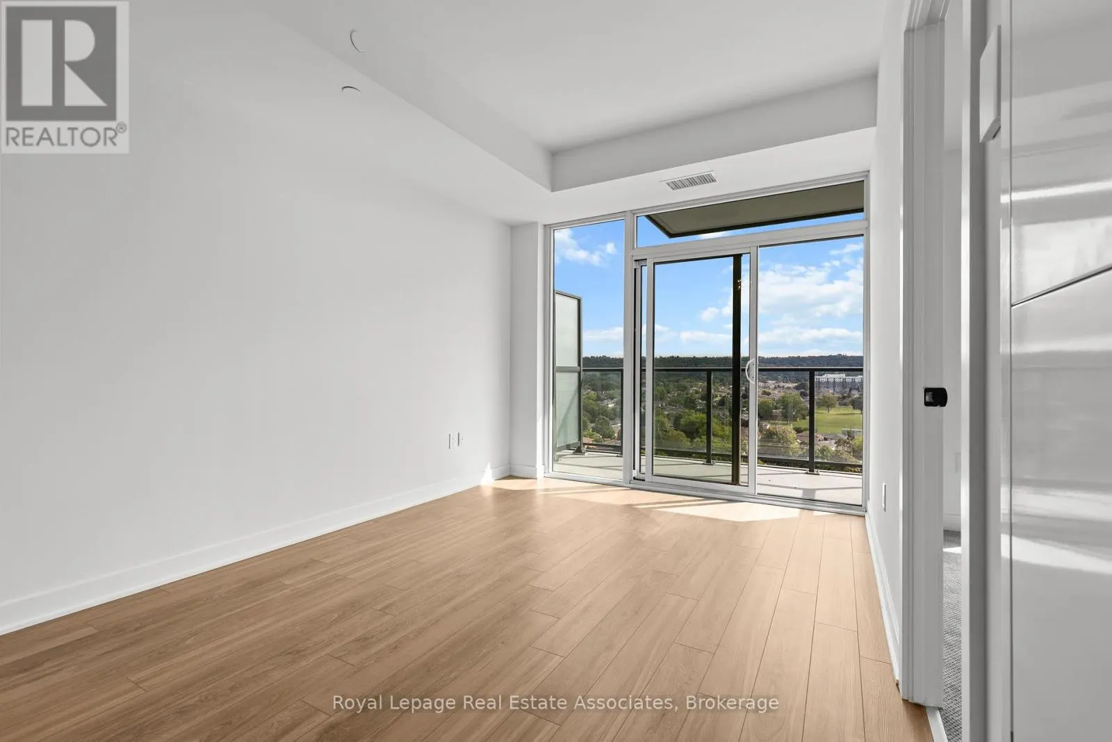 1218 - 2782 BARTON STREET E