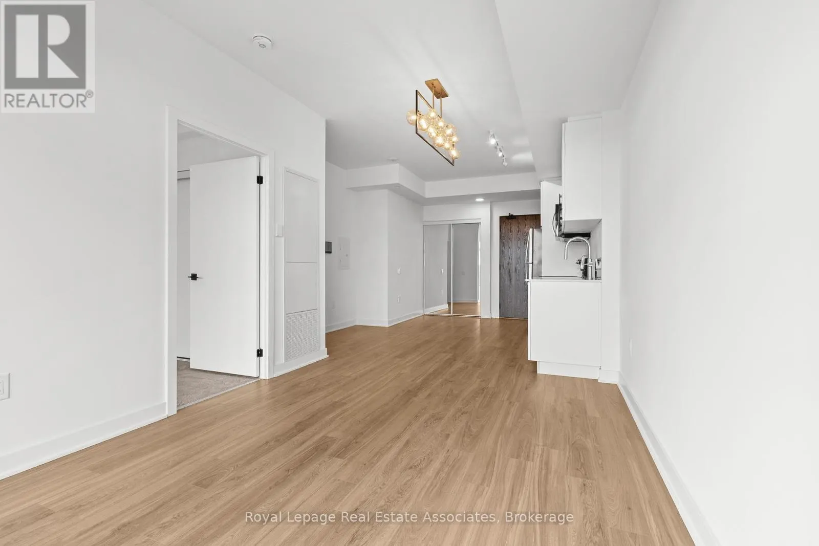 1218 - 2782 BARTON STREET E