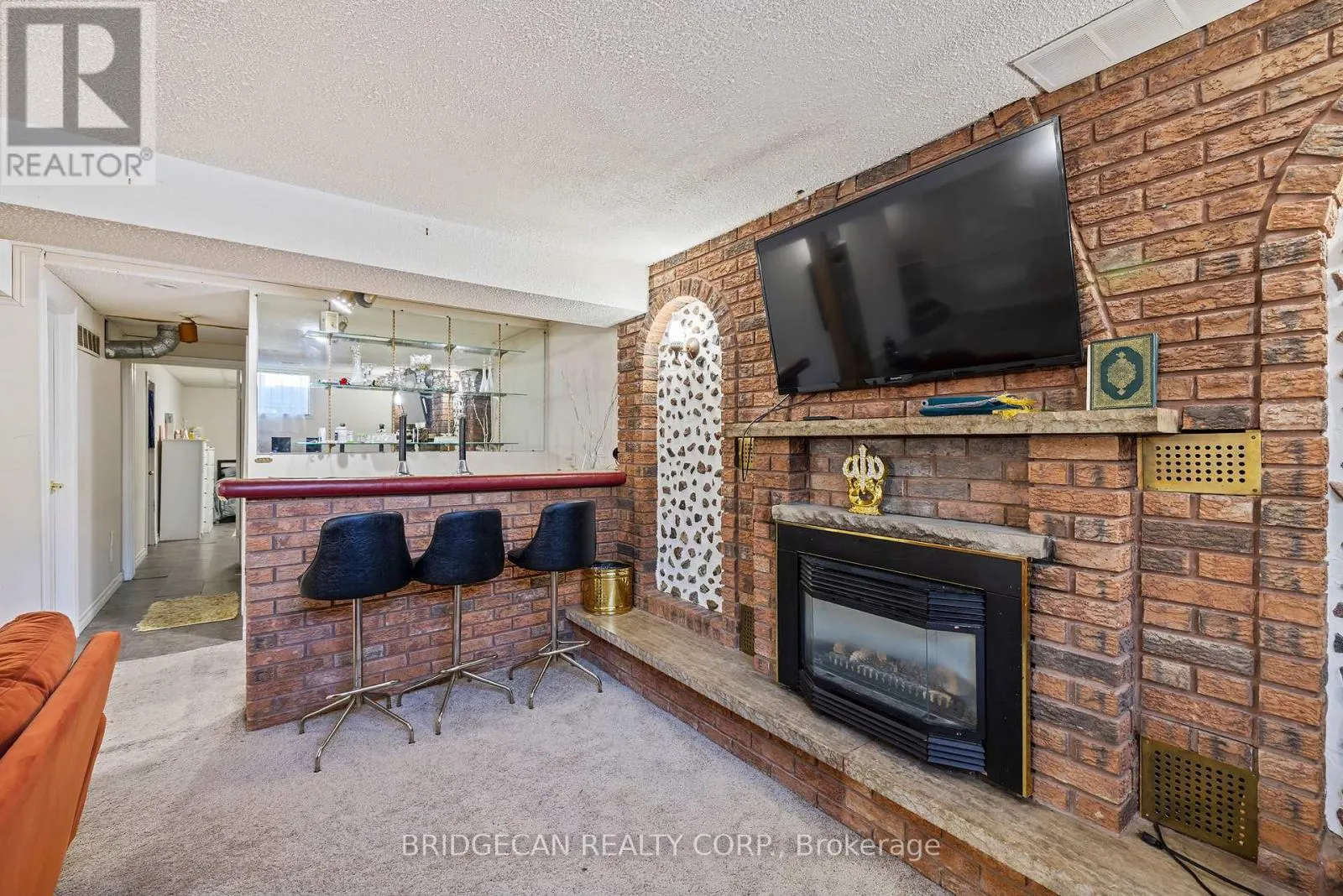 490 QUEEN VICTORIA DRIVE