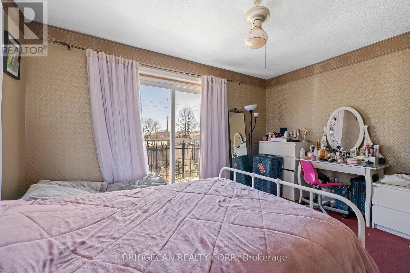 490 QUEEN VICTORIA DRIVE
