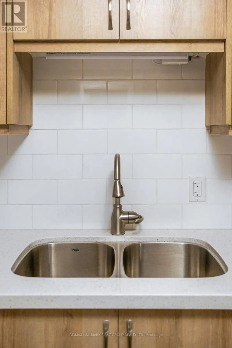 205 - 26 SPENCER STREET E, #205