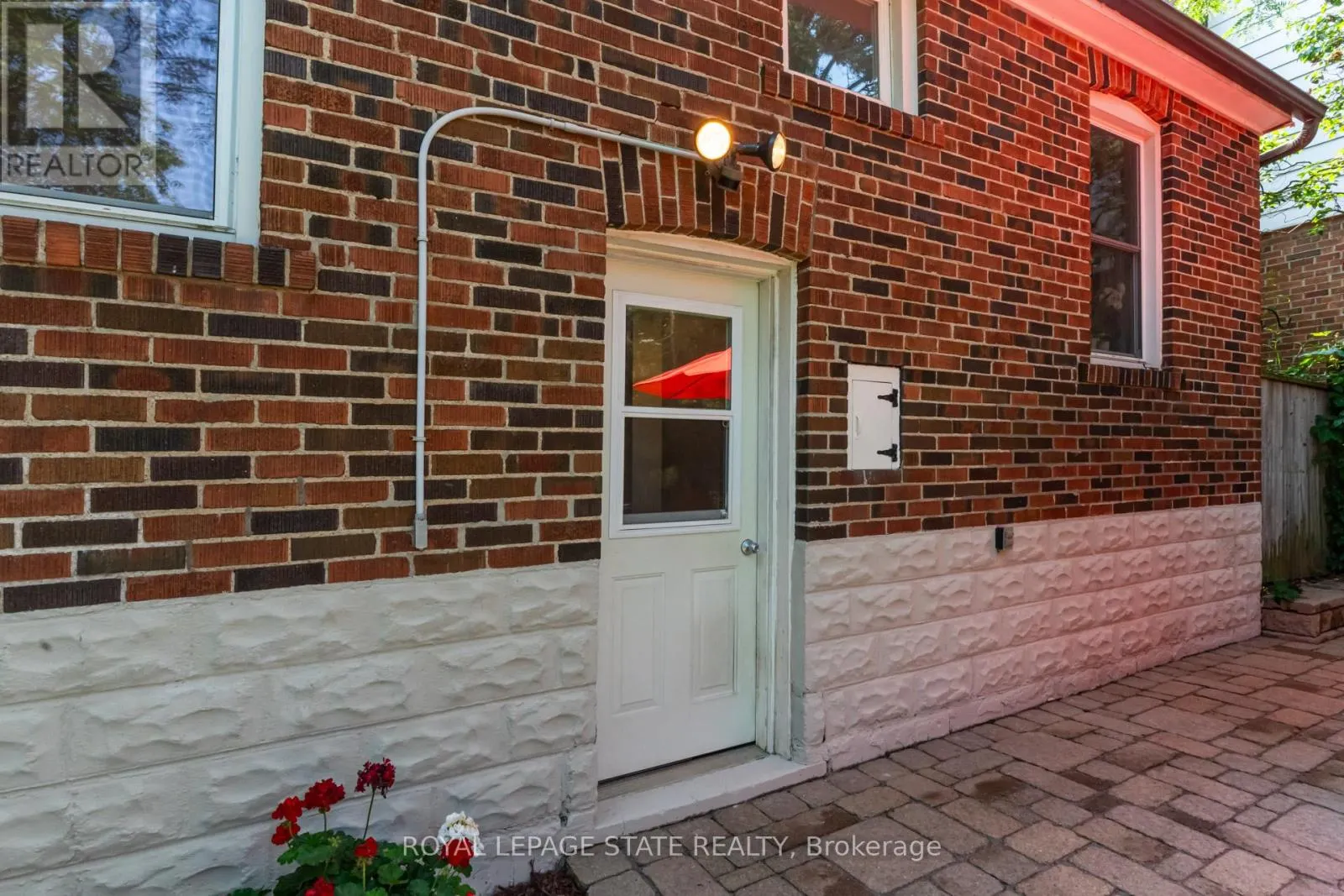90 ARCADE CRESCENT