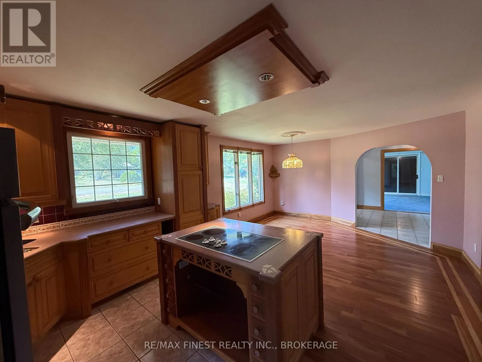 1712 CREEKSIDE DRIVE