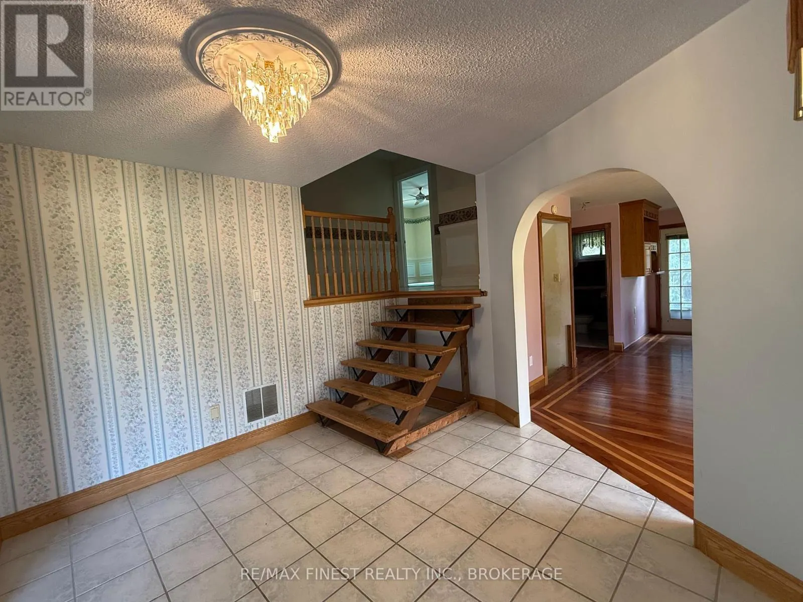 1712 CREEKSIDE DRIVE