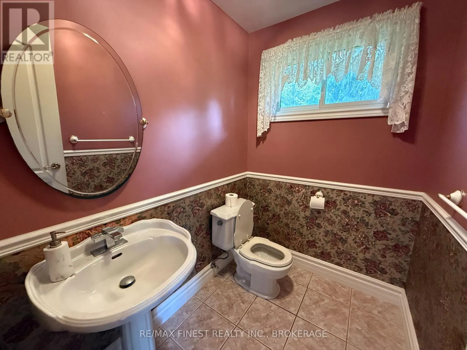 1712 CREEKSIDE DRIVE