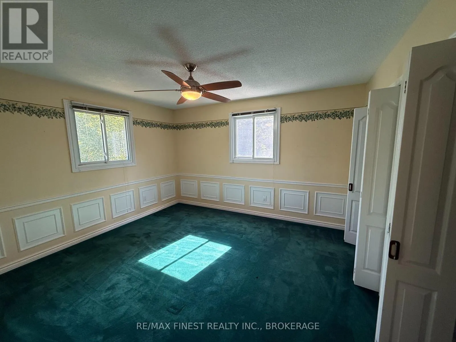 1712 CREEKSIDE DRIVE